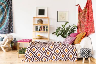 Etnik yatak odasında yatak