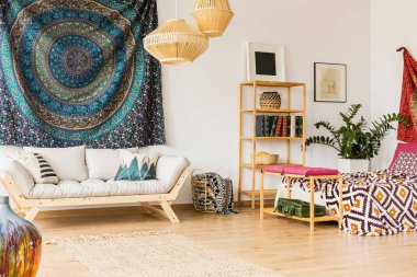 Geniş oryantal yatak odası