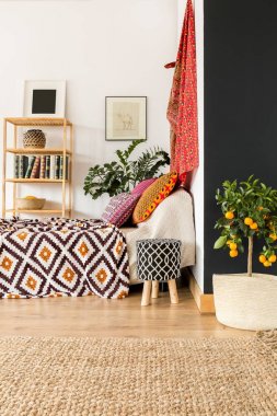 Portakal ağacı ile yatak odası