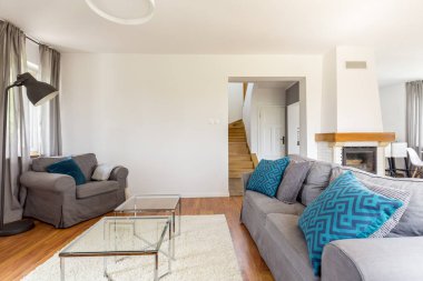 Geniş oturma odası.