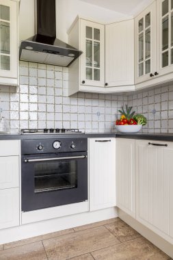 Beyaz mobilya ile açık mutfak