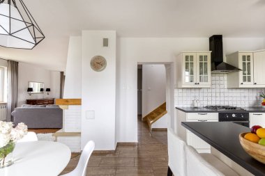 Modern ev beyaz duvarlı