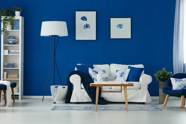 Sala de estar azul e branca — Fotografia de Stock