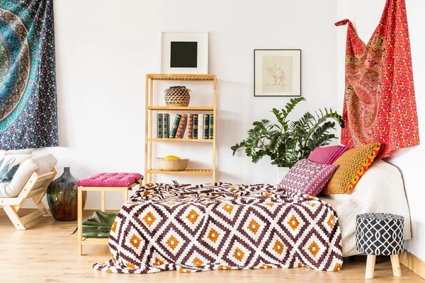 Etnik yatak odasında yatak