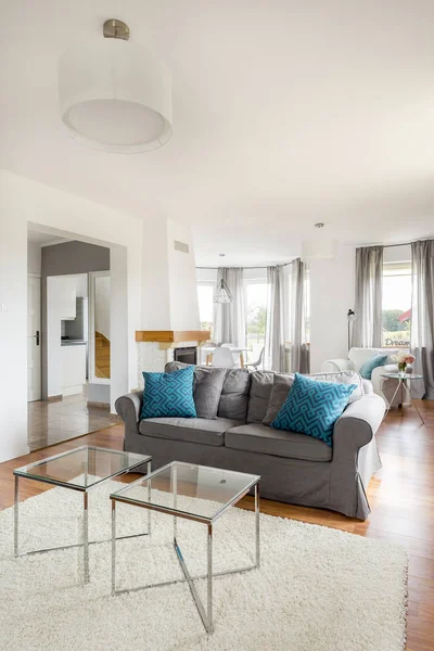 Oturma odası beyaz duvarlı