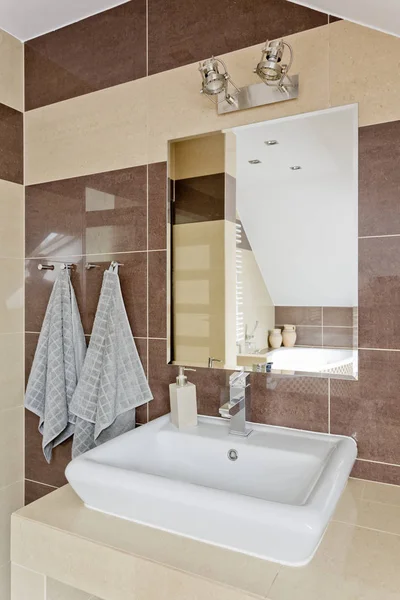 Современная ванная комната с бежевой плиткой — стоковое фото