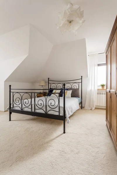 Slaapkamer met witte tapijt — Stockfoto