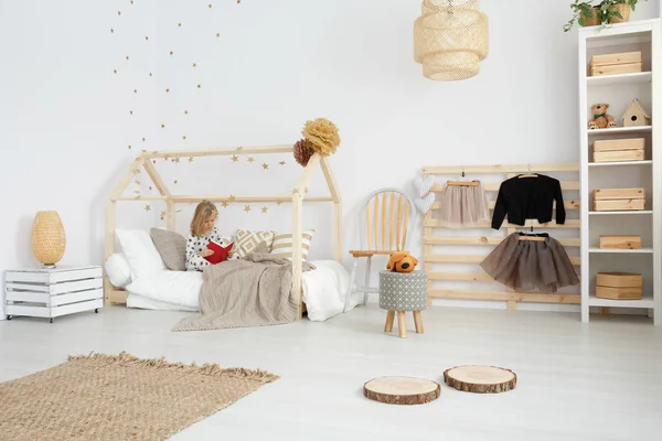 Dormitorio de niña en estilo escandinavo — Foto de Stock