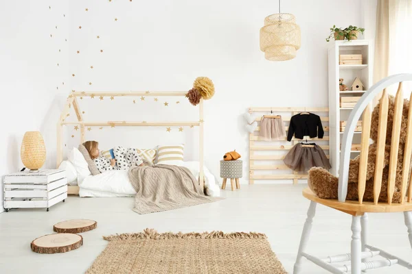 Scandinavische slaapkamer met eco-vriendelijke accessoires — Stockfoto
