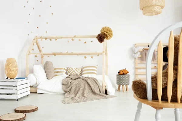 Gezellig Scandinavisch girl's slaapkamer — Stockfoto