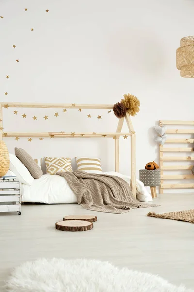 Детская комната с деревянными элементами — стоковое фото