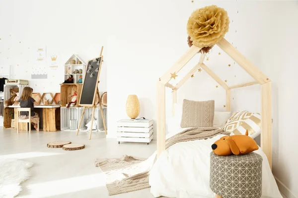 Scandinavische girl's kamer decor — Stockfoto