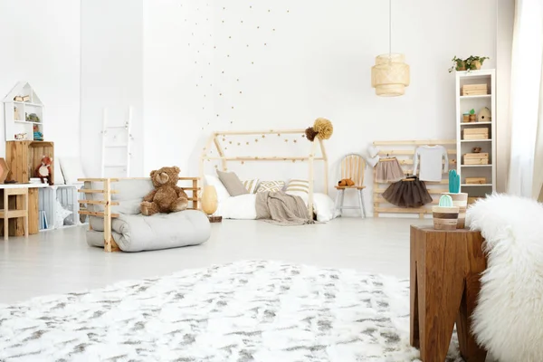 Beyaz geniş İskandinav Oda