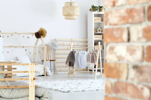 Pared de ladrillo en la habitación de la chica — Foto de Stock