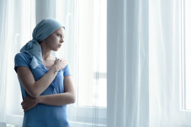 Hastanede yalnız kadın