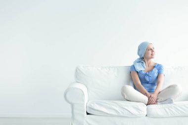 Onkoloji tedavisi sırasında cesur kadın