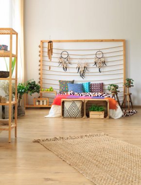 renkli yastıklar ile yatak