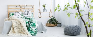 Dağınık yatak odasında