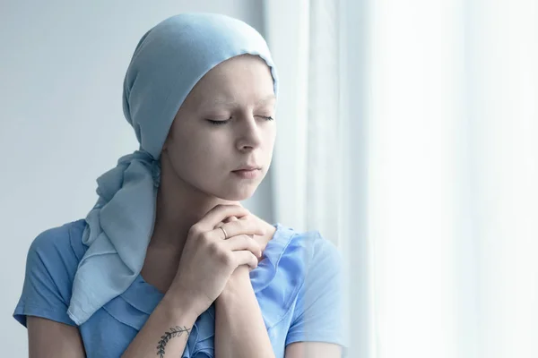 Femme avec cancer priant — Photo