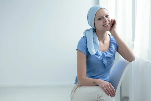 Mujer enferma sonriendo con esperanza —  Fotos de Stock