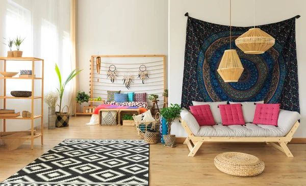 Färgglada fullt möblerade sovrum — Stockfoto