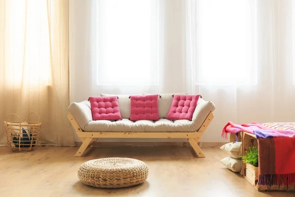 Sofá na sala de estar — Fotografia de Stock