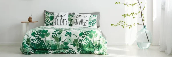 Quarto com cama e planta — Fotografia de Stock