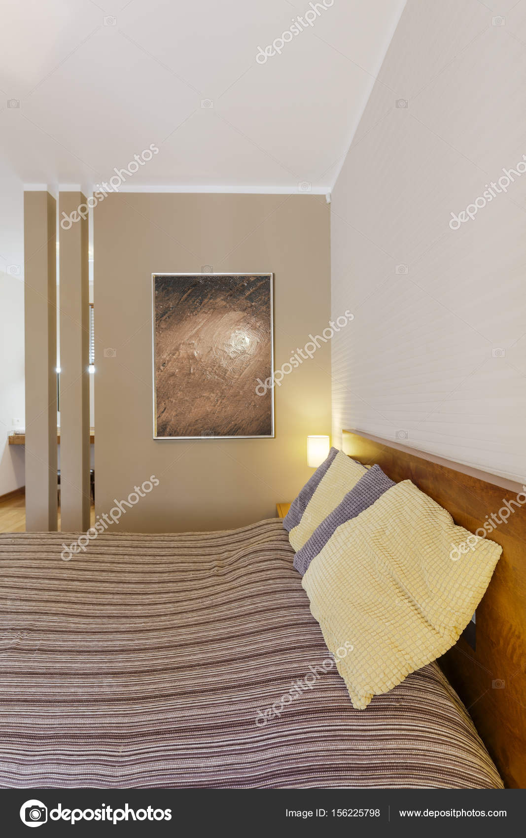 Bed in de slaapkamer met stijlvolle schilderij — Stockfoto ... Bed in de slaapkamer met stijlvolle schilderij — Stockfoto ...