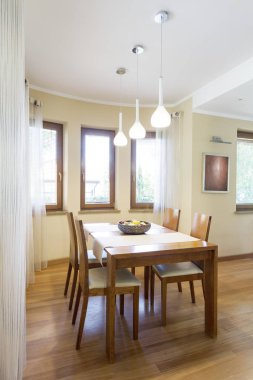 Klasik ahşap masa ile yemek alanı