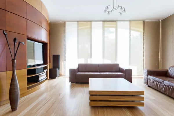 Quarto espaçoso moderno com sofás de couro — Fotografia de Stock