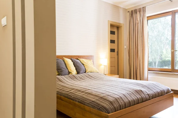Dormitorio principal con una cama doble con almohadas — Foto de Stock