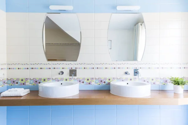 Две раковины с зеркалами в минималистской ванной комнате — стоковое фото