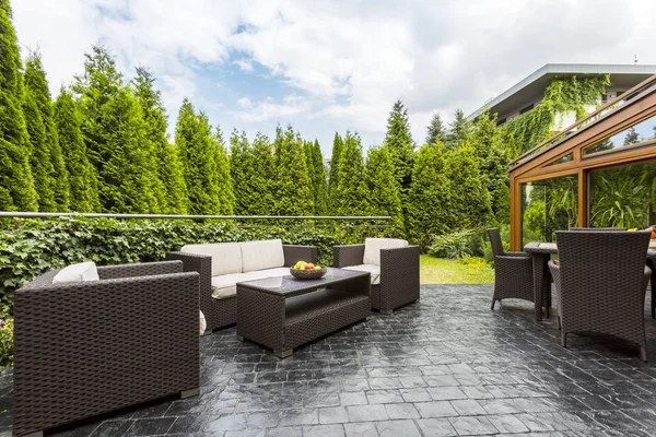 Groot terras patio met tuinmeubilair — Stockfoto