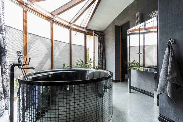 Luksuriøst bad med frittstående glanset badekar – stockfoto