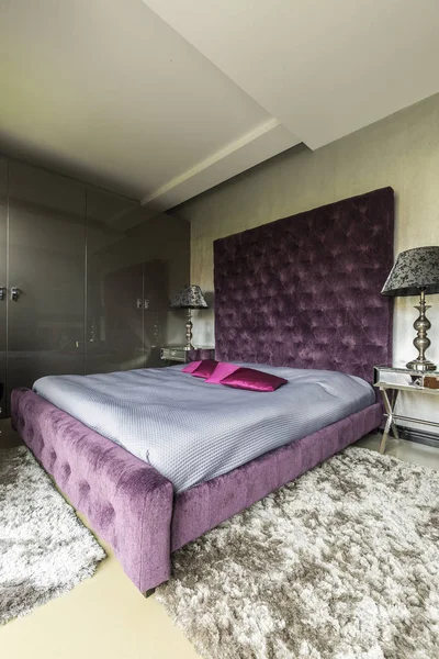 Chambre luxueuse avec un lit king size violet — Photo