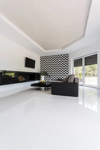 Велика мінімалістична вітальня з білою блискучою підлогою — стокове фото