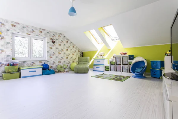 Большая и светлая детская комната на чердаке — стоковое фото