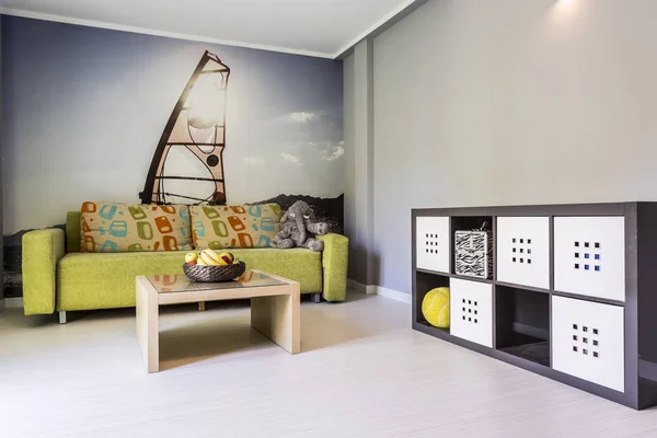 Белая комната с фото обои с виндсерфингом — стоковое фото