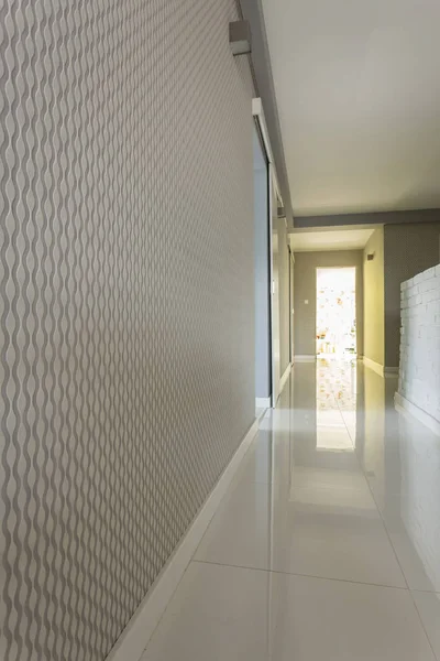 Bright house corridor with grey wallpaper — Stock Photo, Image