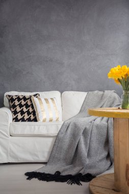 Beyaz kanepe ve beton duvar