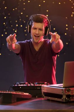 DJ kulaklık ile