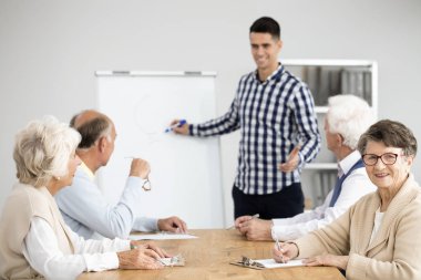 Sınıflar sırasında gülümseyen kadın