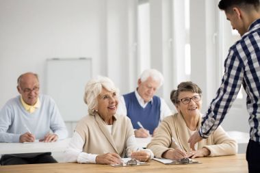 Sorunu açıklayan öğretim görevlisi