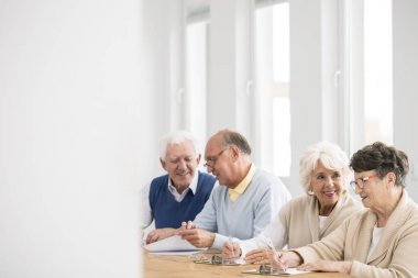 Mola sırasında konuşurken yaşlılar