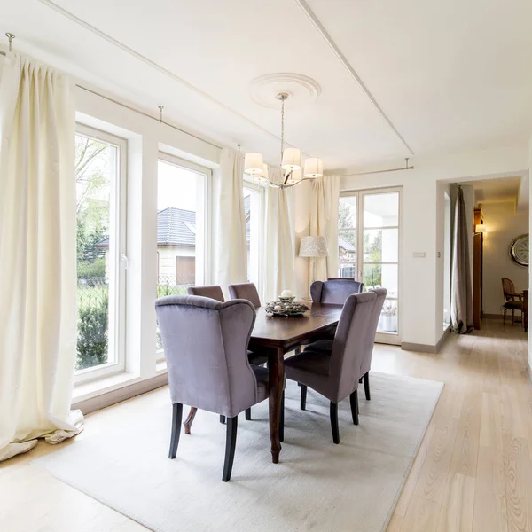 Elegante sala de jantar com mesa e cadeiras — Fotografia de Stock