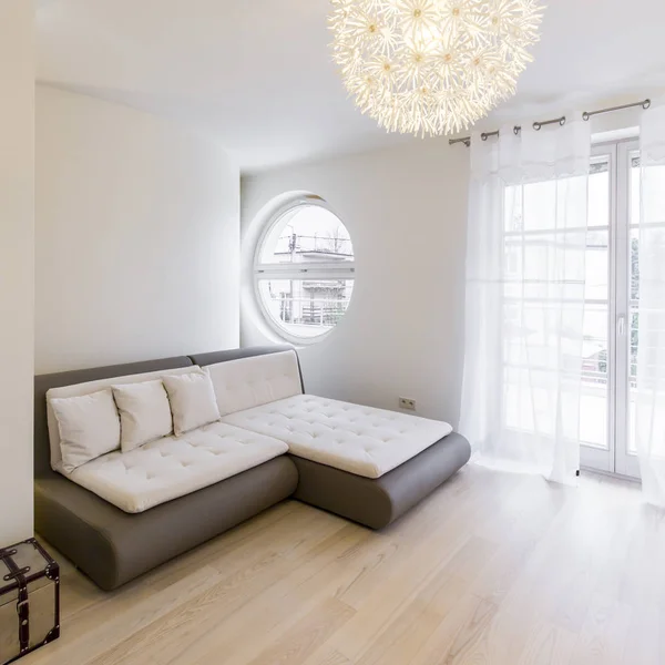 Elegantní obývací pokoj s velkou sedačkou — Stock fotografie