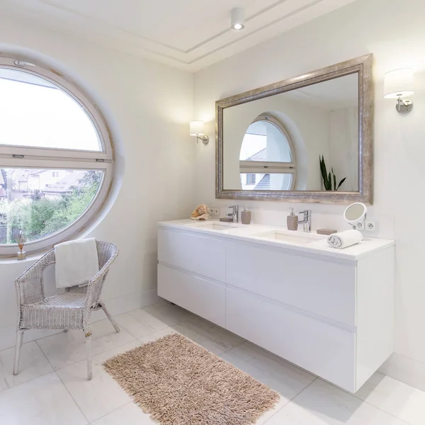 Ruime badkamer met witte glanzende tegels — Stockfoto