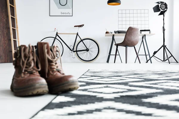 Männerstiefel in einem Zimmer — Stockfoto