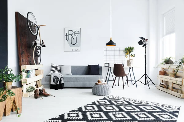 Modern eingerichtetes Zimmer — Stockfoto