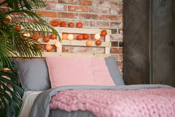 Varmt sovrum med dominerande rosa — Stockfoto